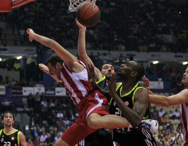 英格拉姆表现抢眼，第三节独得11分（英格拉姆第三节爆发，独取11分）