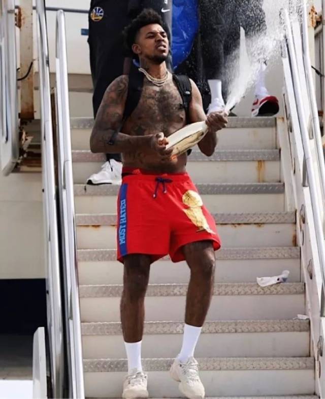 美高常规赛-郇斯枫全场2投2中得到4分4板2助 球队2分险胜对手（美高常规赛：郇斯枫2投全中拿下4分4篮板2助攻，球队两分险胜对手）