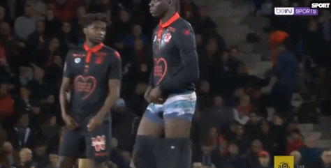 东体：申花像会学习却不会考试的优等生，背负过重的心理负担（东体：申花如学霸考场发挥失常，心理压力过重）