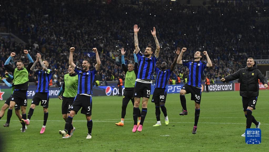 中超欠薪问题严峻，俱乐部准入难，财务困境持续，亟需解决。（中超欠薪严峻、准入受阻，财务困局持续，亟待化解）