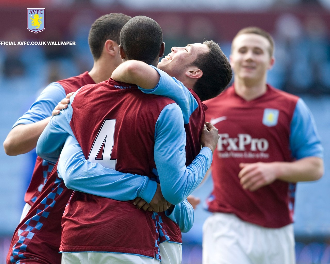 意大利赛车手罗西回忆马拉多纳：我曾单膝跪地亲吻他的左脚（意大利车手罗西忆马拉多纳：曾单膝跪地吻过他的左脚）