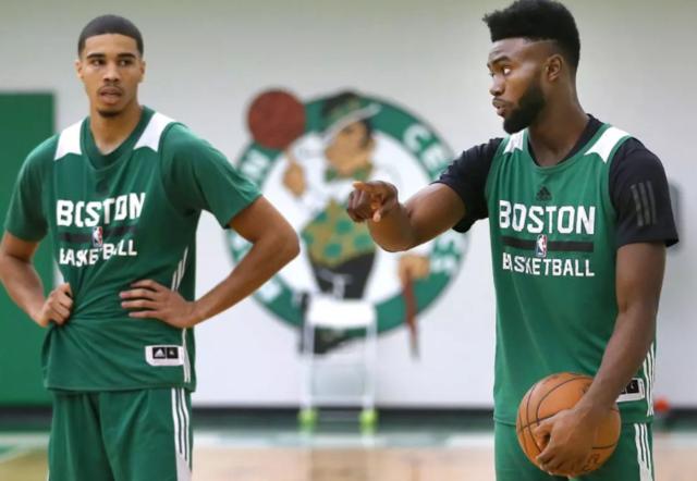 基米希被法比安鲁伊斯爆头，裁判未做表示，VAR未介入（法比安鲁伊斯击中基米希头部，裁判未示意，VAR未介入）