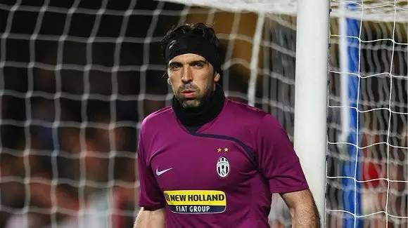 孔萨：凯恩给球队设立标准，那自然而然会激励我们（孔萨：凯恩为球队树立标杆，自然而然激励全队）