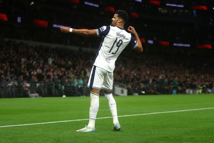 泰山磐石迎来青春风暴 鲁沪将士抵达力明备战围甲（青春风潮席卷泰山磐石，鲁沪将士会师力明备战围甲）