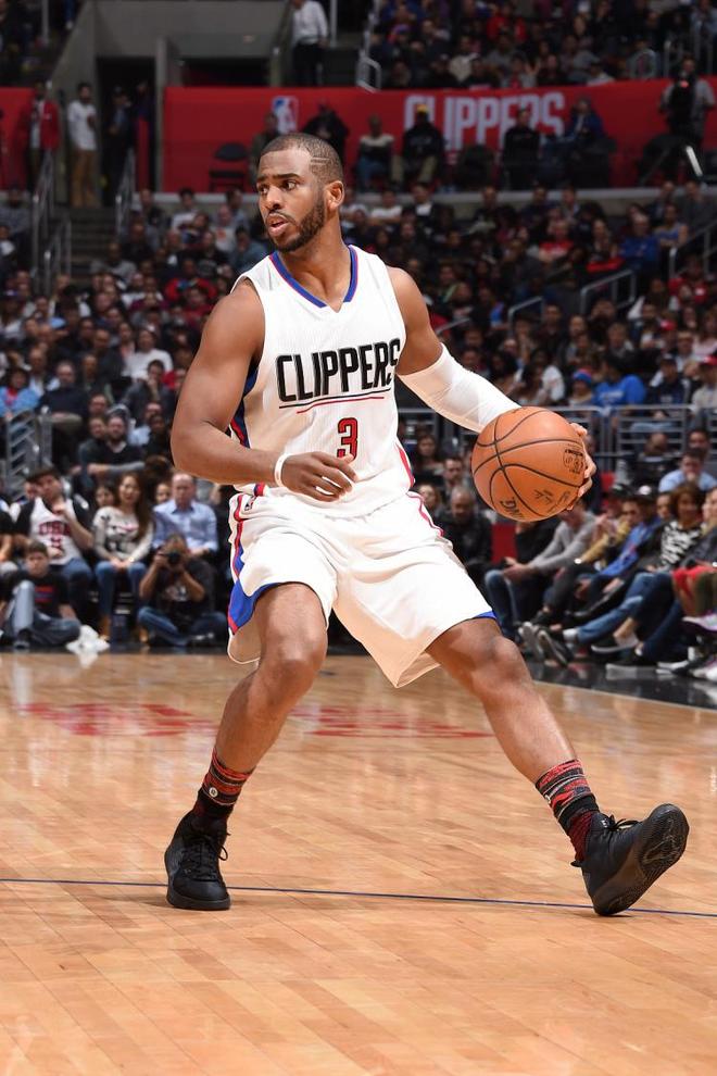 又伤一个！国王官方：尤班克斯左手拇指骨折，将至少缺席三周（国王再遭伤病打击：尤班克斯左手拇指骨折，至少休战三周）