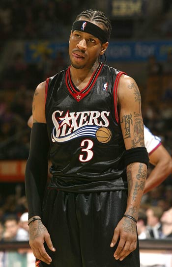 摧枯拉朽！洛夫顿转身挤过防守 腾空暴起双手灌筐（雷霆万钧！洛夫顿转身挤开防守 高空双手重扣）