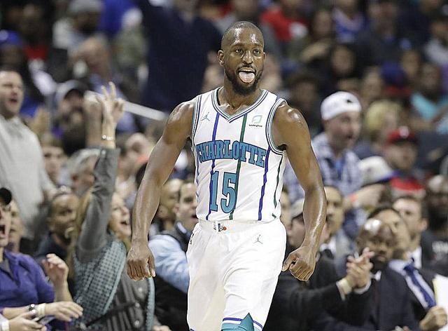 詹姆斯23+6被迫三节打卡！得分不敌狄龙 单节丢5罚球正负值-18（詹姆斯仅三节拿下23+6，得分不及狄龙；单节错失5罚且正负值-18）