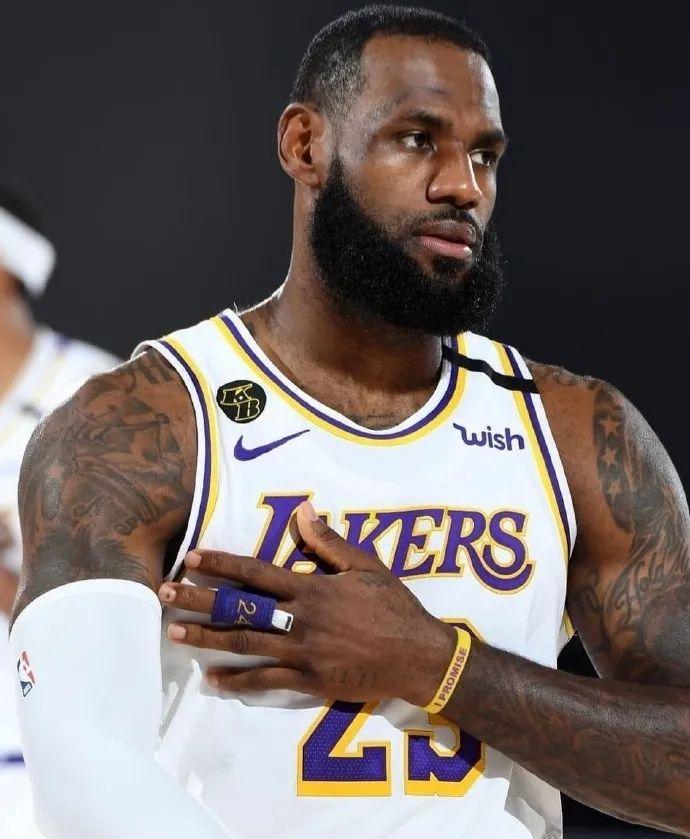 记者：诺坎普保安看到梅西后非常惊讶，当即就放他进去了（记者称梅西现身诺坎普令保安愕然，随即放行）