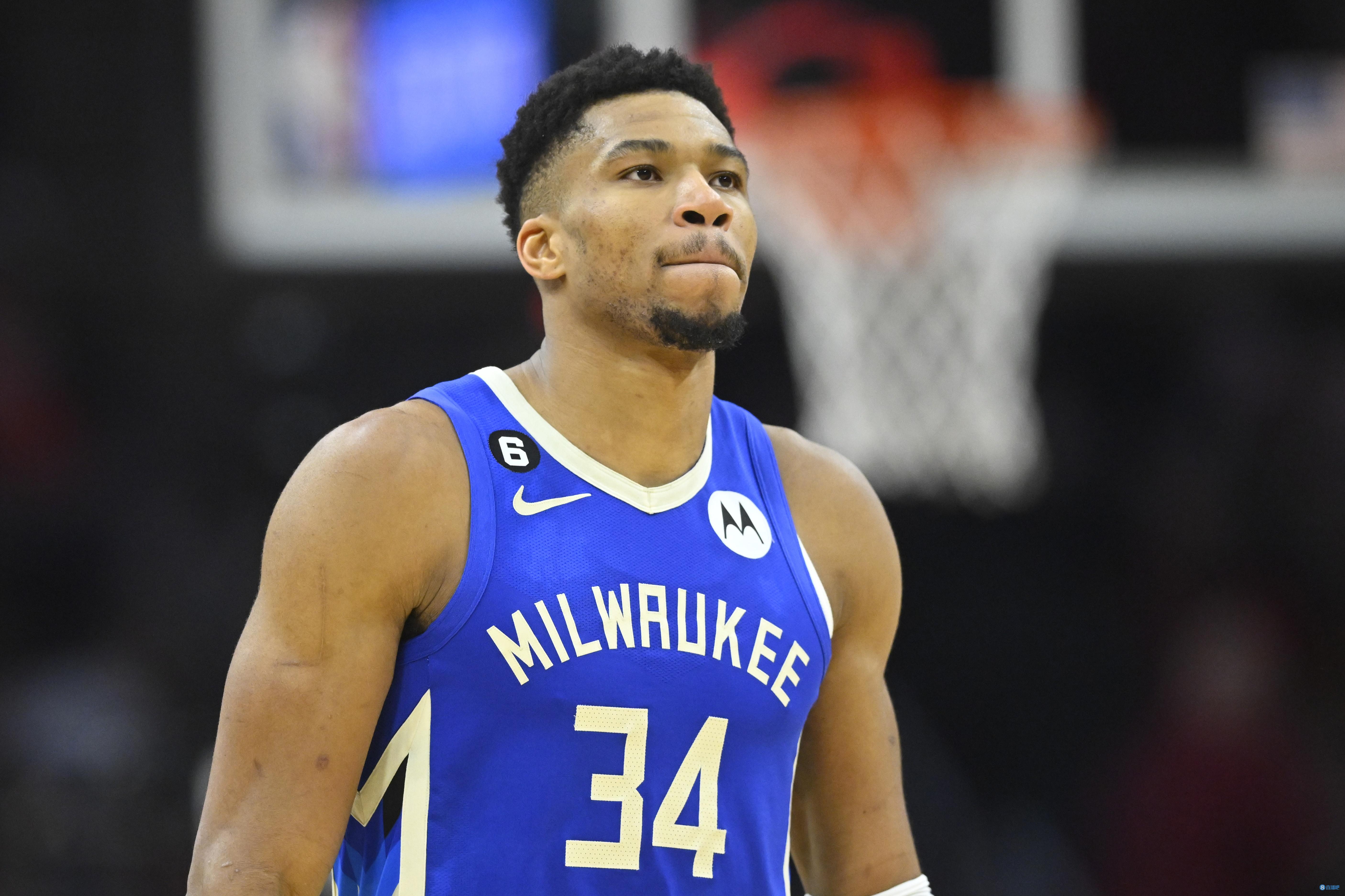 舍什科膝伤预期还要休战一个月！曼联锋线面临严峻考验（舍什科膝伤预计再缺阵一个月，曼联锋线承受严峻考验）