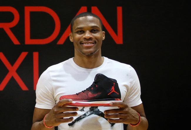 年轻中卫连续两场零失误，发挥稳健（小将中卫连场无失误，发挥沉稳）