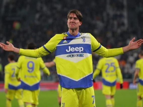 欧冠大神领衔!鹏哥解球11连红 琛茹&小盼哥皆25中23（欧冠高手领衔，鹏哥解盘豪取11连红，琛茹与小盼哥均25中23）